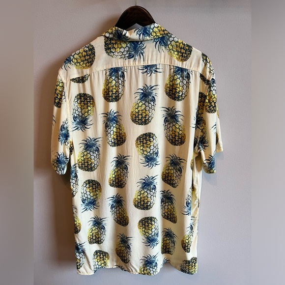 NWT Banana Republic Men’s Resort Shirt - Picture 2 of 3